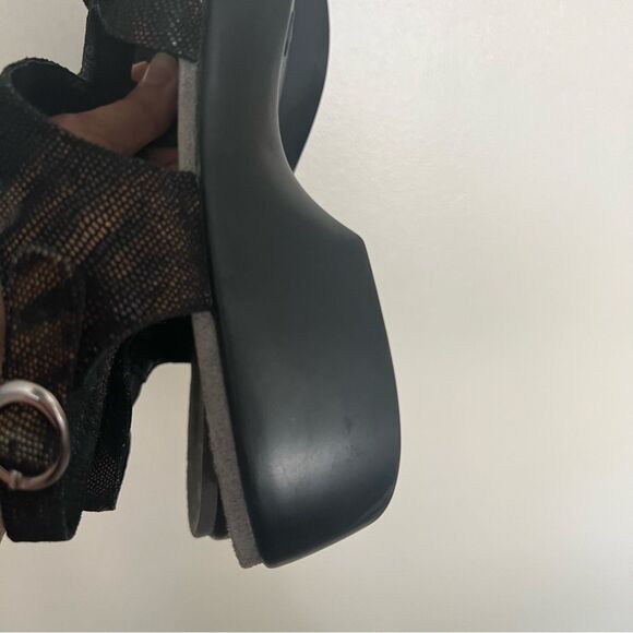 Dansko Dani Swirl Coffee Orthopedic Sandals
Style# 2406450200 Size 41 - Picture 13 of 16